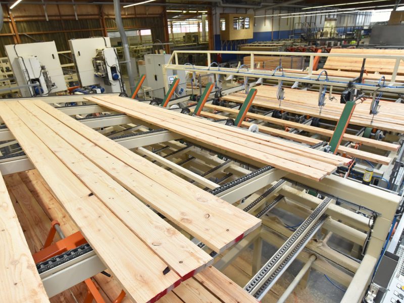 Sägewerk- Produktion von Holzbrettern - sägen und hobel am fliessband mit modernen Maschinen // Sawmill - production of wooden boards - sawing and planing on assembly line with modern machines
